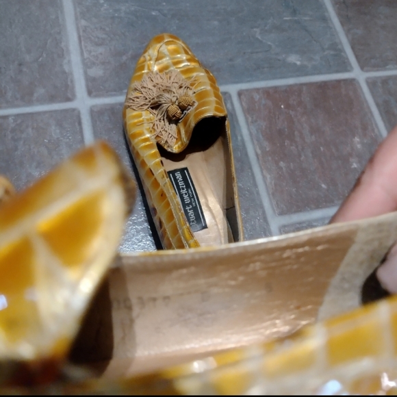 Stuart Weitzman vintgae unique ginger mustard yellow loafer size 8 Y2K - Picture 2 of 3